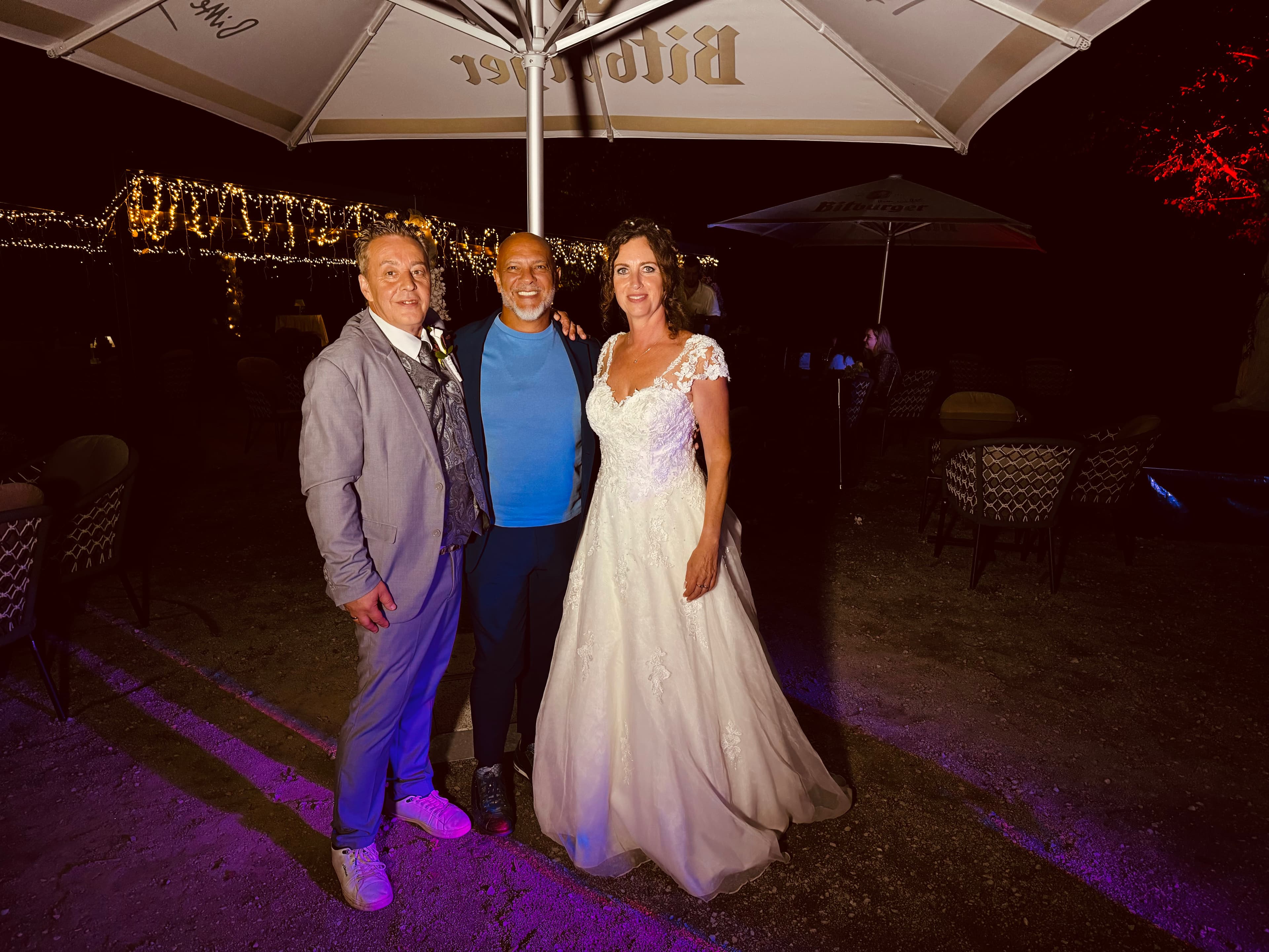 Marco Serra mit Brautpaar bei einer Sommerhochzeit im Freien