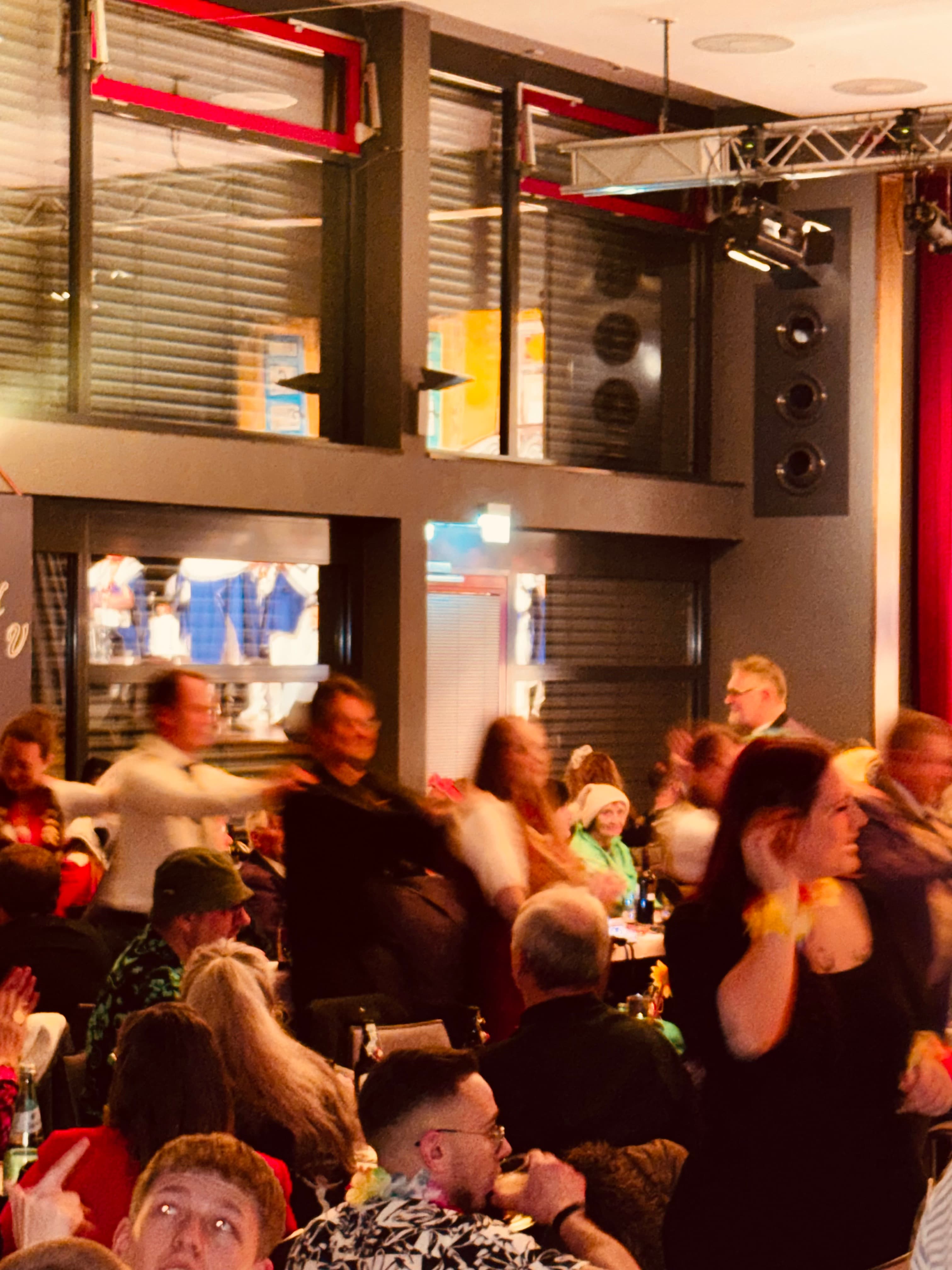 Live-Auftritt im stimmungsvoll roten Restaurantsaal mit Publikum