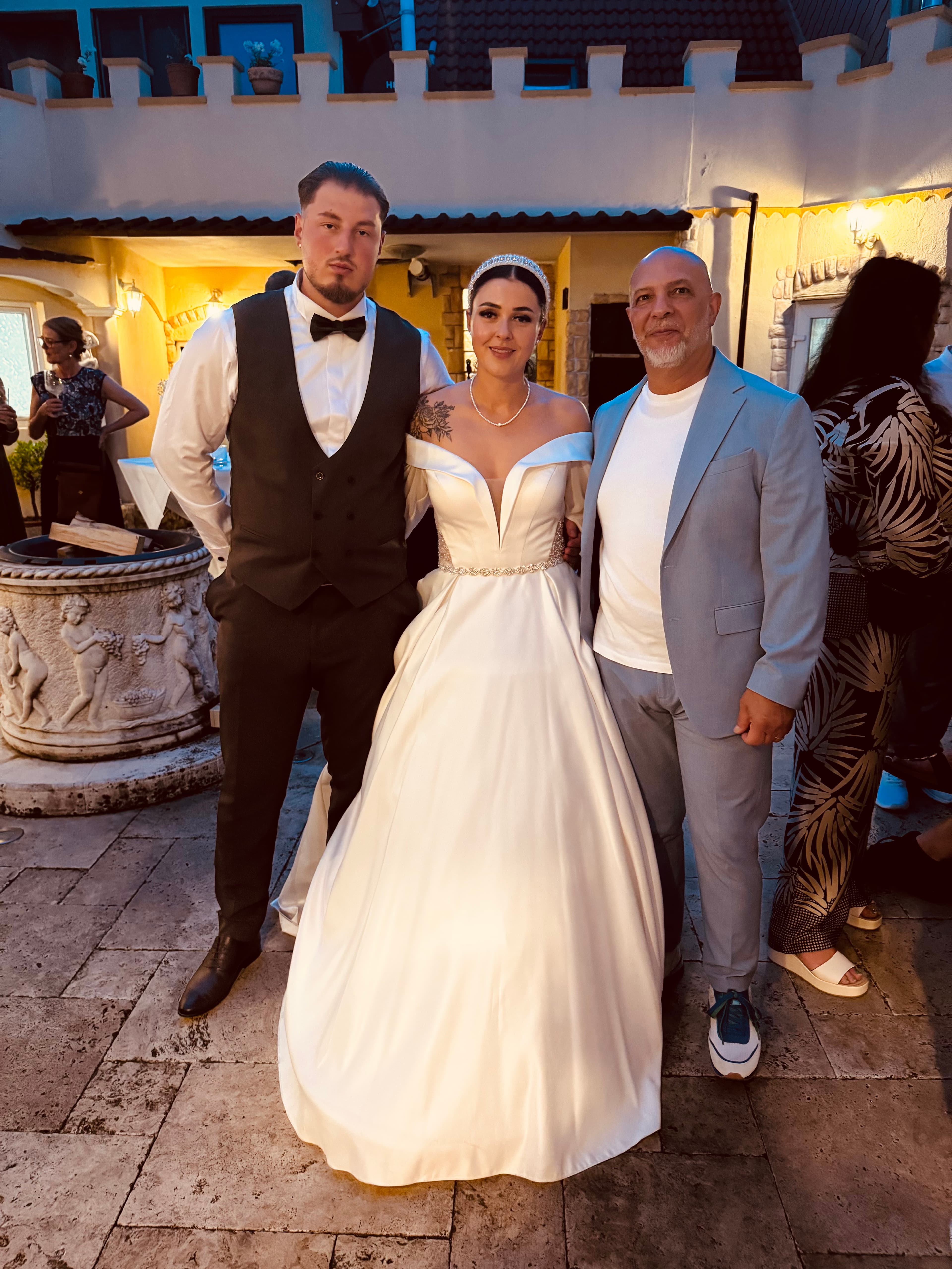 Marco Serra mit Brautpaar nach der Trauung im Innenhof der Location
