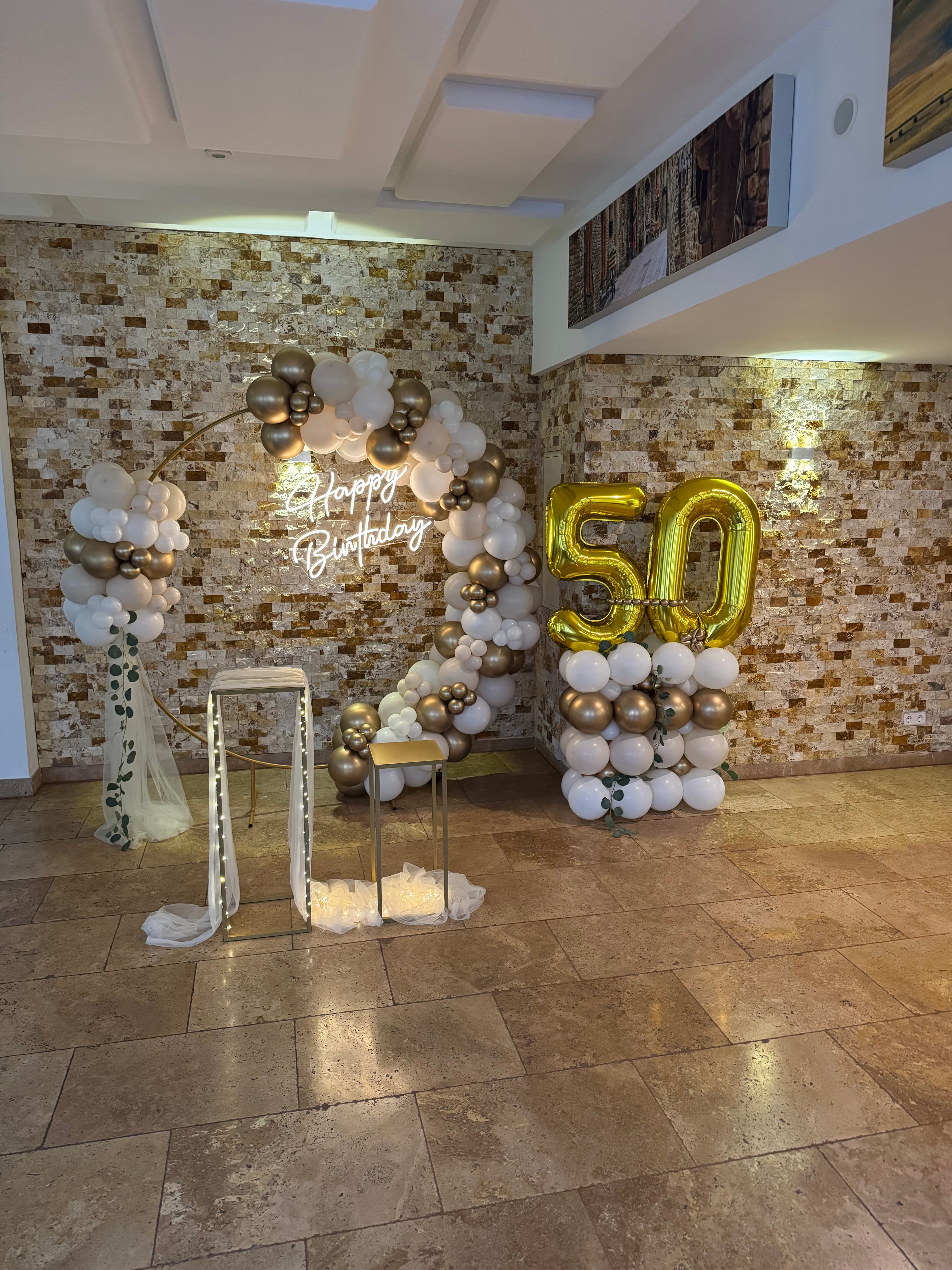 Festlich dekorierter Ballonbogen mit goldener „60“ zur Geburtstagsfeier