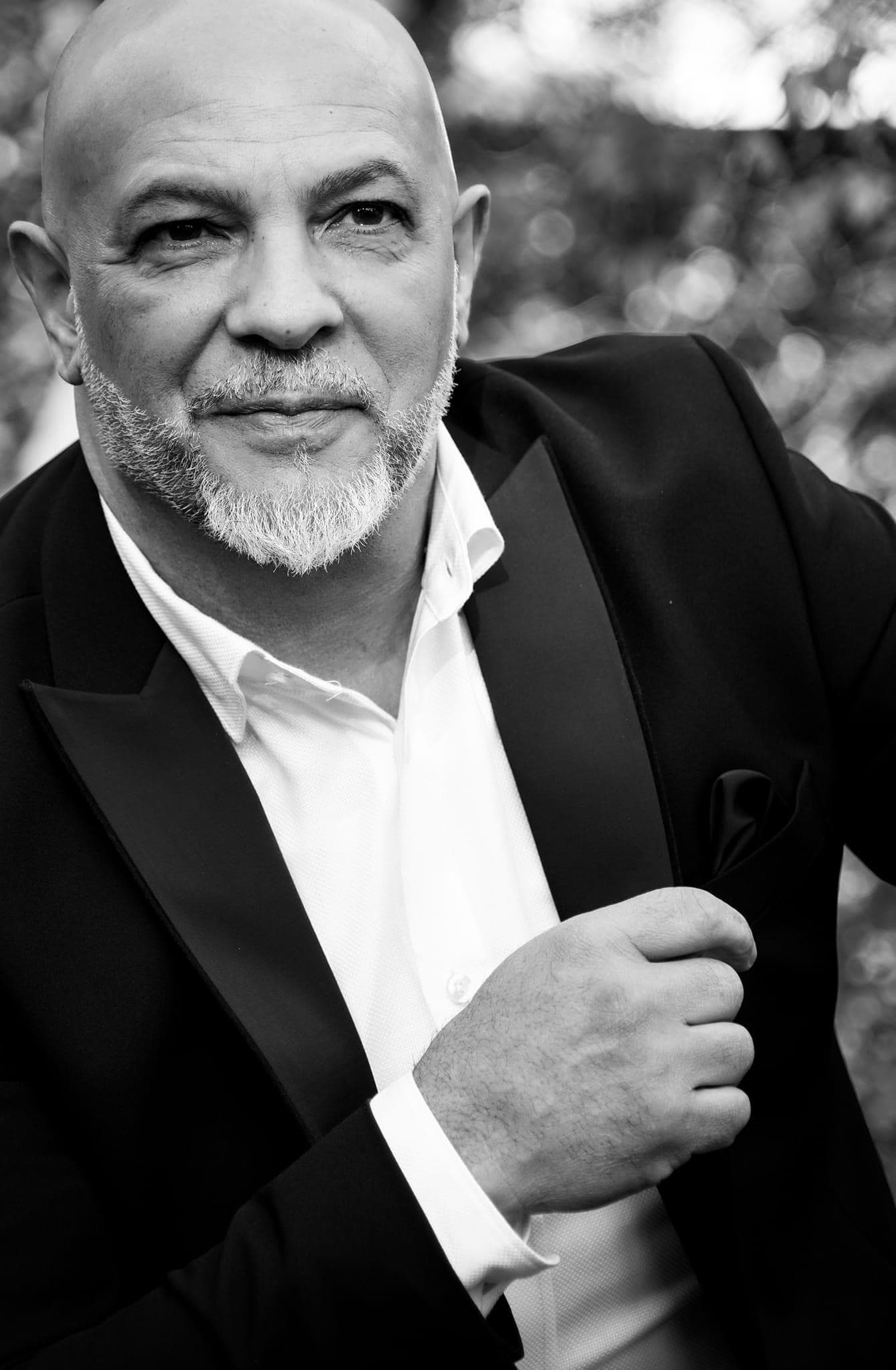 Marco Serra, italienischer Sänger – Schwarz-Weiß-Porträt im Smoking