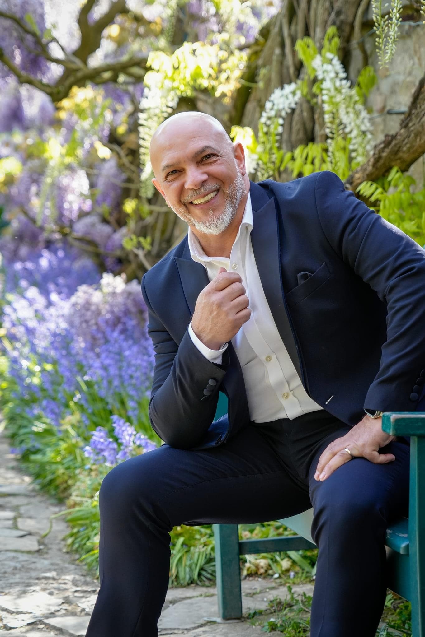 Marco Serra, italienischer Sänger – Porträt im Garten unter blühender Glyzinie